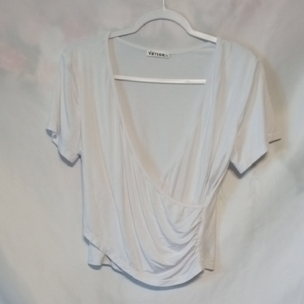 VETIOR. Women's White Crop Wrap Top